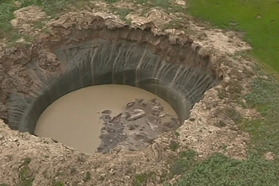 Знаменитая "Ямальская воронка" наполняется водой. Фото с сайта правительство.янао.рф