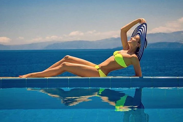 Полина Гагарина набрала лишний вес на каникулах в Греции