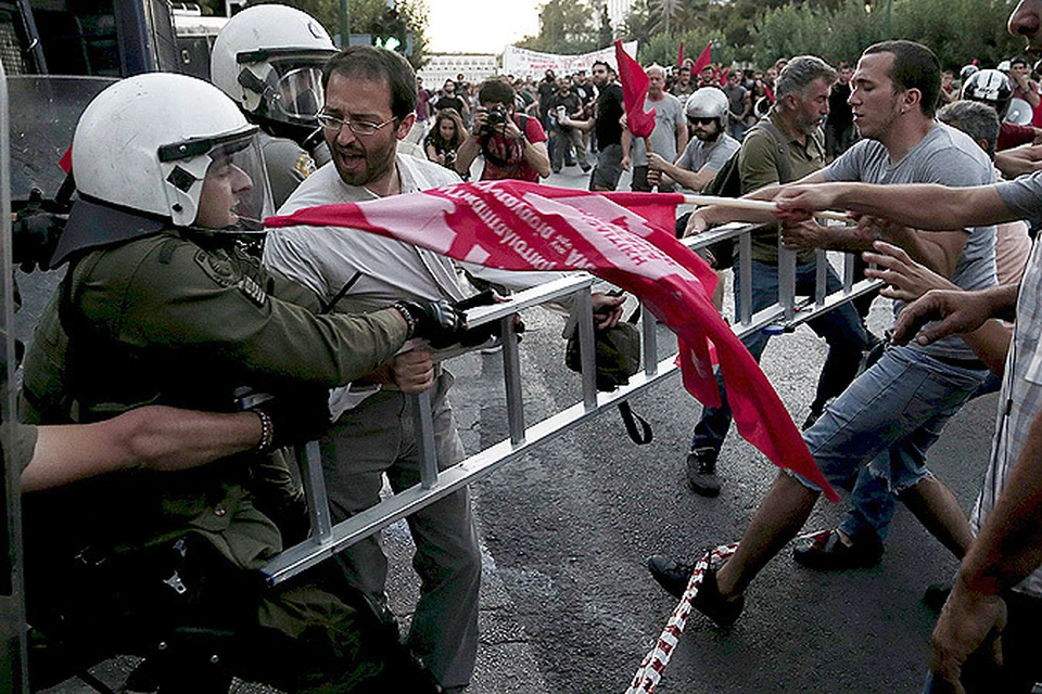 Афины, столкновения противников европейского будущего Греции с полицейскими.