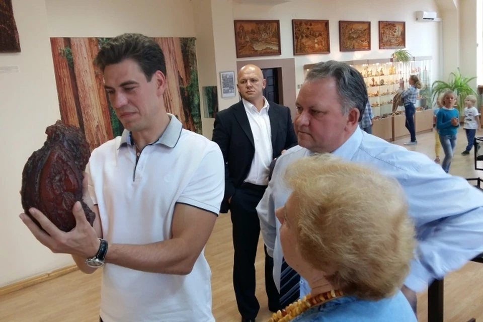 В музее янтарного комбината Дмитрию Дюжеву показали огромный кусок янтаря.