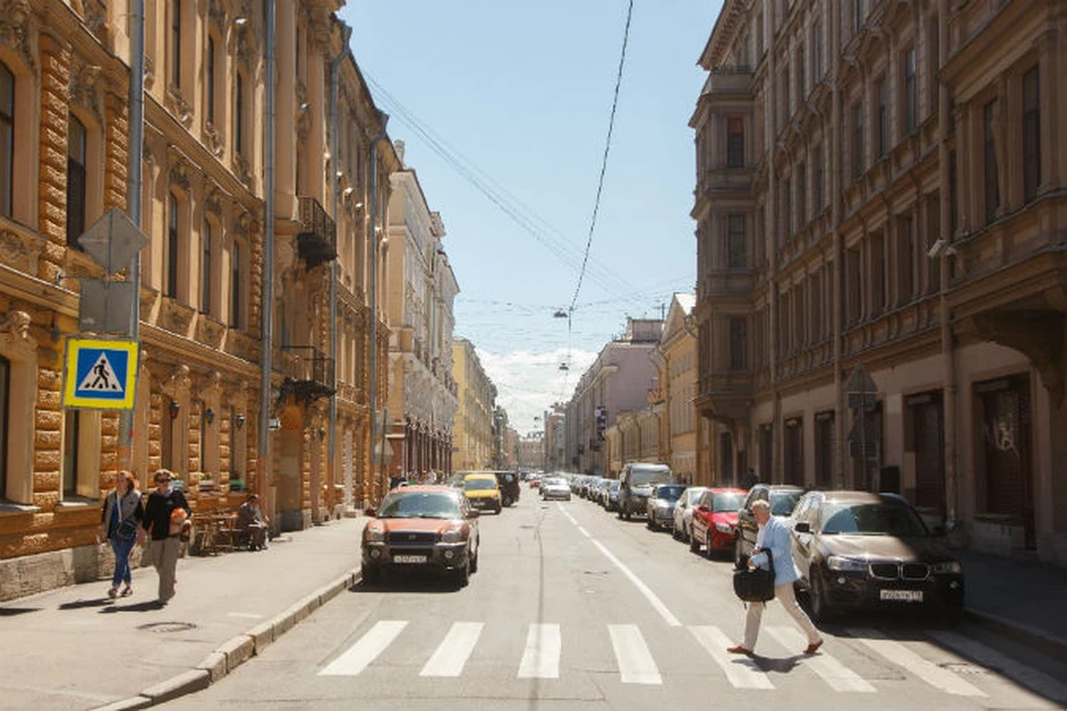 Переулок Гривцова проходит от набережной реки Мойки до Сенной площади.
