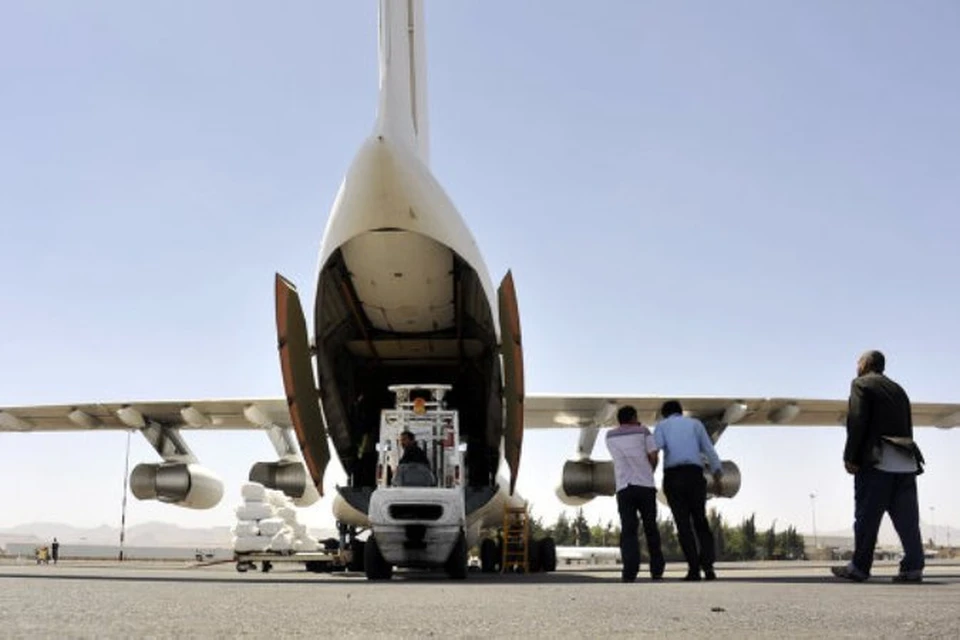 В аэропорту столицы Йеменской Республики Сане с интервалом в 15 минут сели два самолета МЧС России.