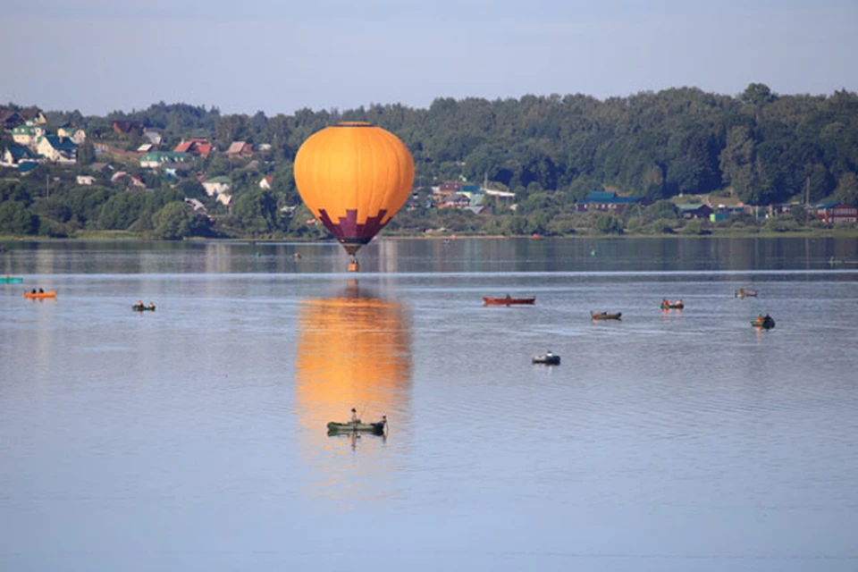Над старинным городами, озером Нером и Плещеевым озером снова полетят разноцветные купола. Фото: ТИЦ Переславля-Залесского.