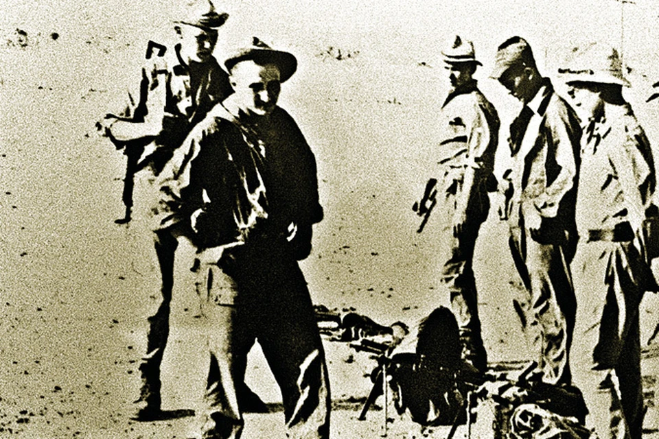 1982 год. Сергей Пивоваров (на переднем плане) и его бойцы с отбитым у душманов оружием. Фото: личный архив.