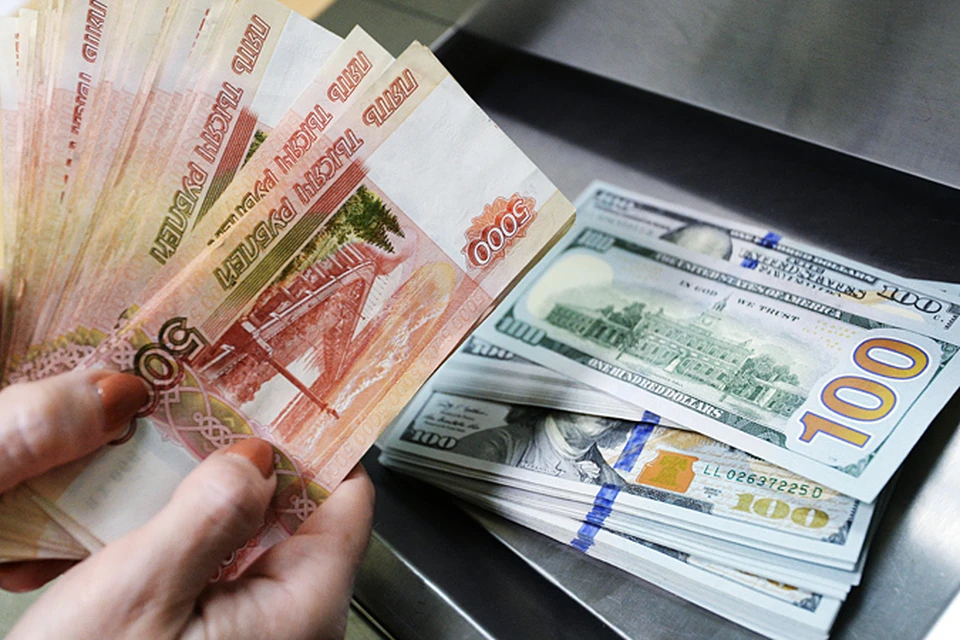 Рубль резко упал относительно доллара. Пропорционально подешевело и произведенное в России относительно произведенного в США