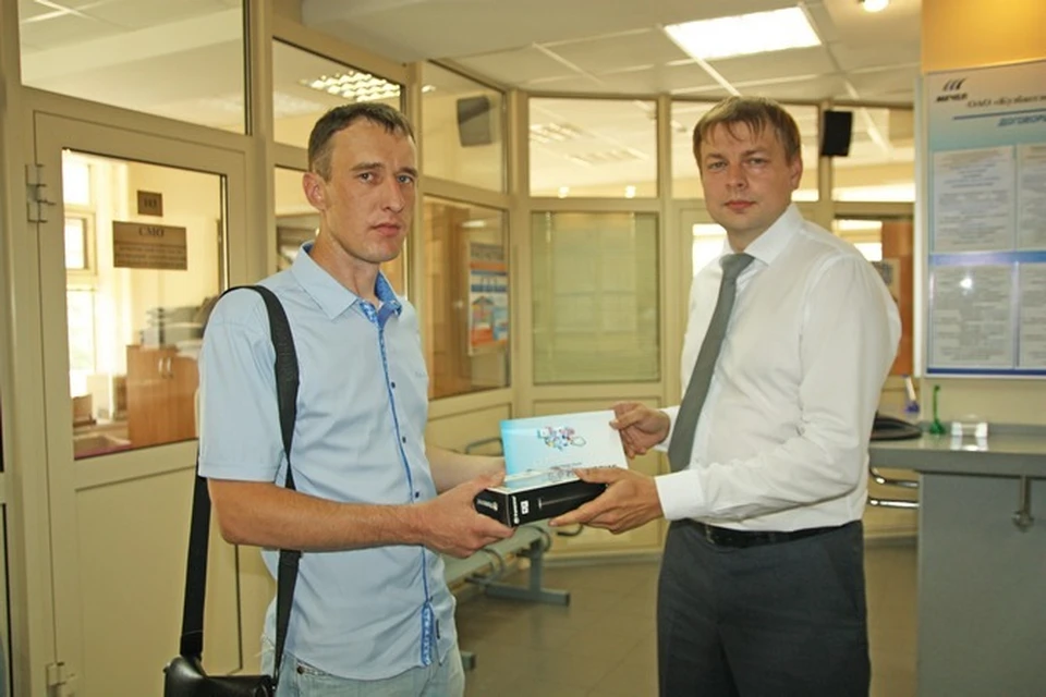 Дмитрий Карпов, начальник Северного межрайонного отделения ОАО Кузбассэнергосбыт, награждает победителей акции