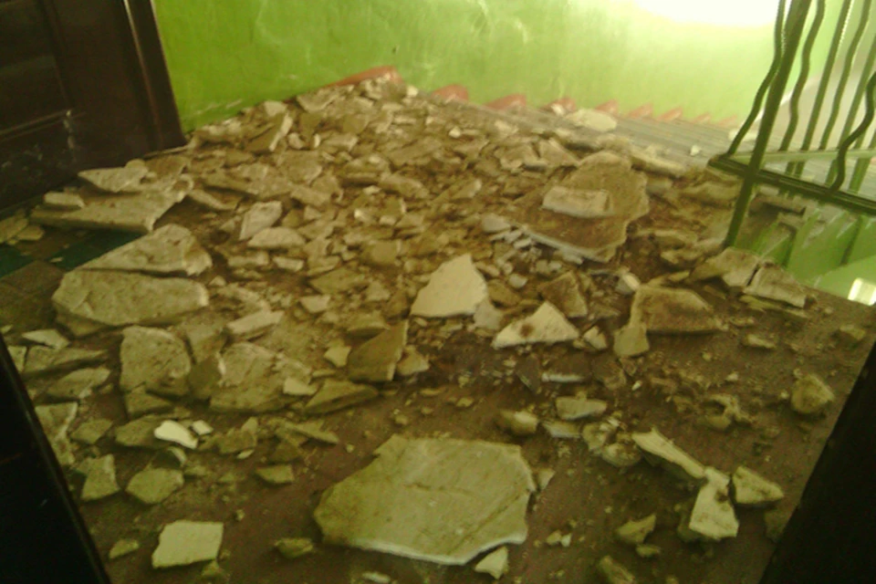 Рухнувший потолок в старом доме Брянска коммунальщики обещают починить за день. ФОТО: Эльвира СИДОРЕНКО