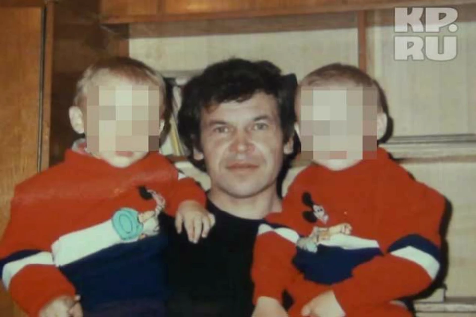 На фото Владимир Ретунский со своими внуками-близнецами