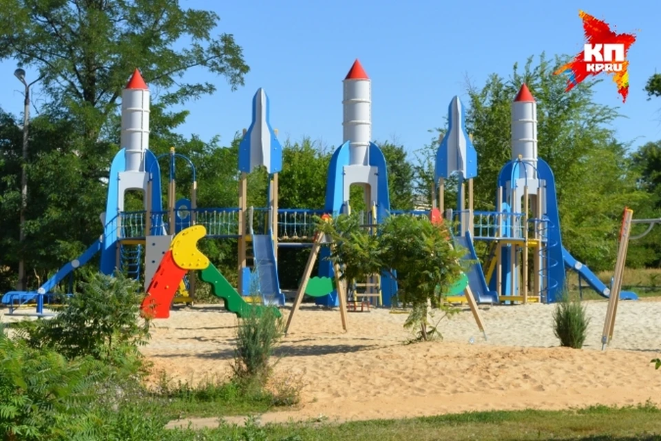 Новый детский городок в виде ракет.
