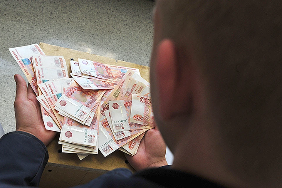 Федеральные чиновники в среднем получают 96,5 тысяч рублей