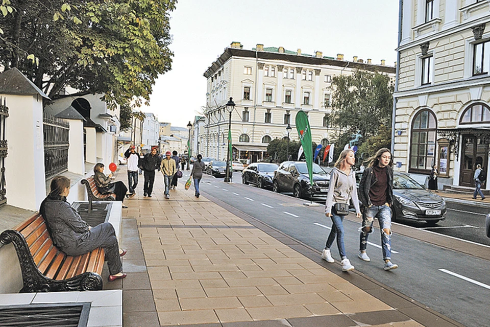 знак на украинской технике. многолюдные улицы москвы. тверская улица благоустройство. люди на улицах москвы. плакаты в поддержку путина про операцию в украине.