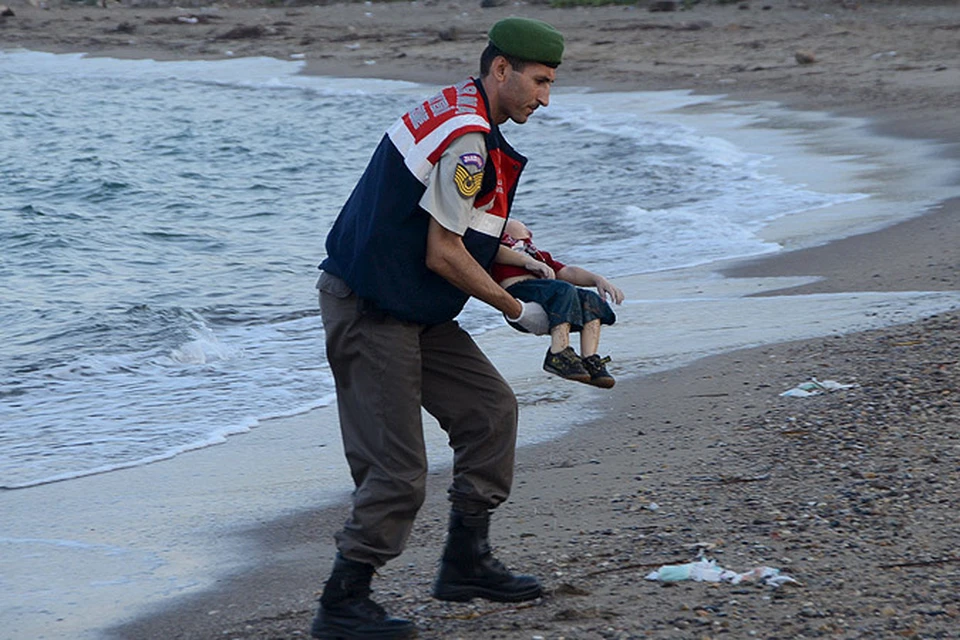 Фотография утонувшего малыша стала символом трагедии беженцев, рвущихся в Европу