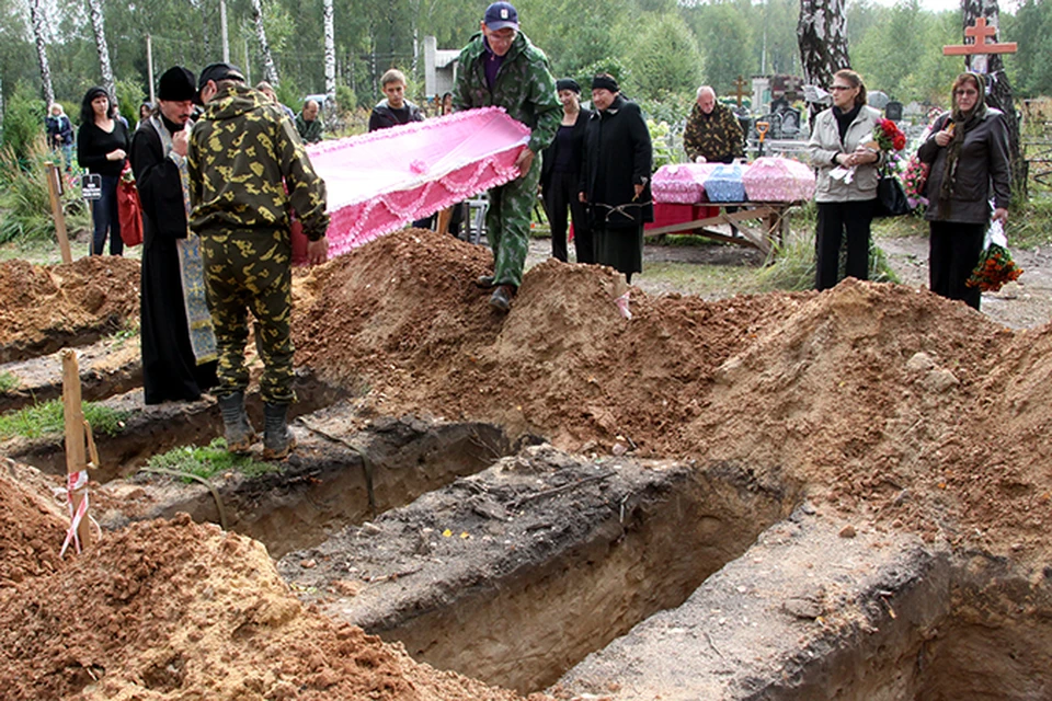 Жену и шестерых детей, убитых отцом-душегубом Олегом Беловым, похоронили в Коврове