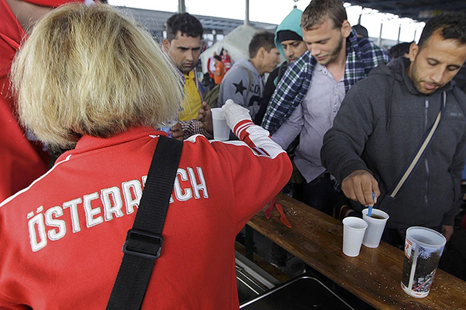 В Австрии беженцам дают еду, одежду, медицинскую помощь, билеты на поезд в Германию. И все это - бесплатно