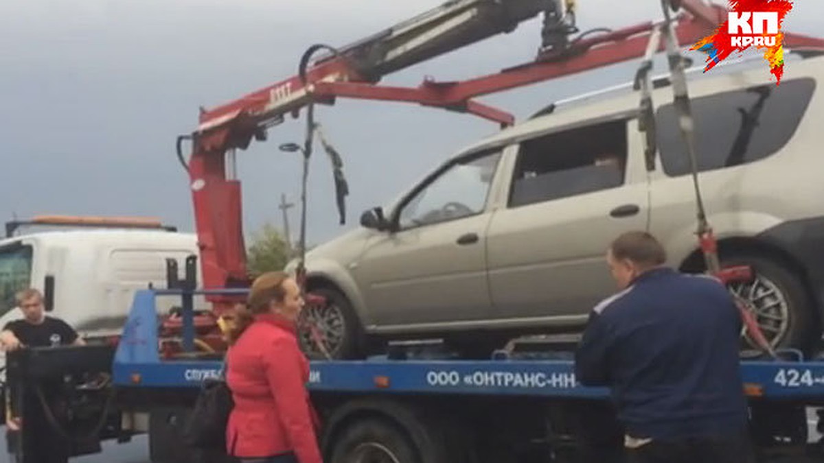 В Нижнем Новгороде с парковки у ТЦ эвакуировали авто с двумя детьми и  кошкой - KP.RU