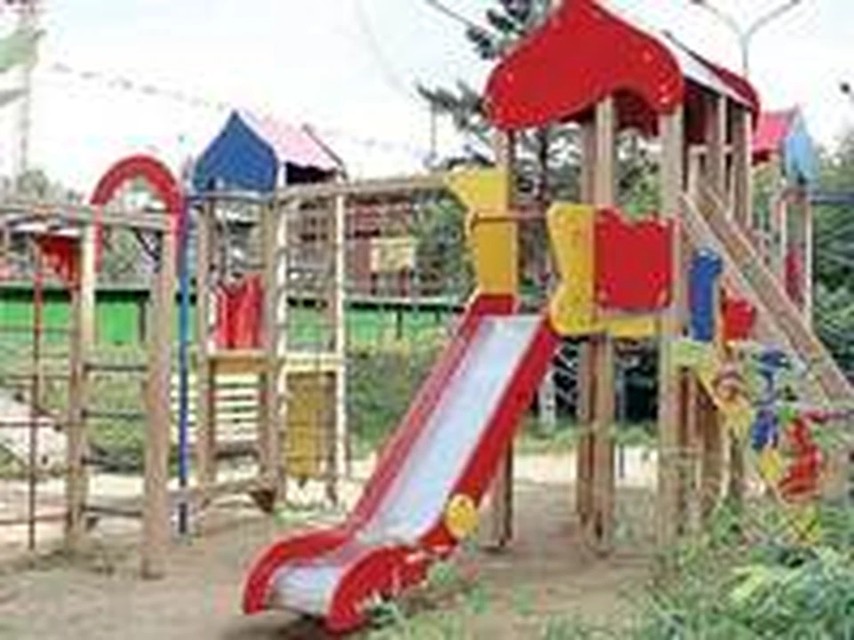 За детскими площадками в Иркутске должна следить управляющая компания -  KP.RU