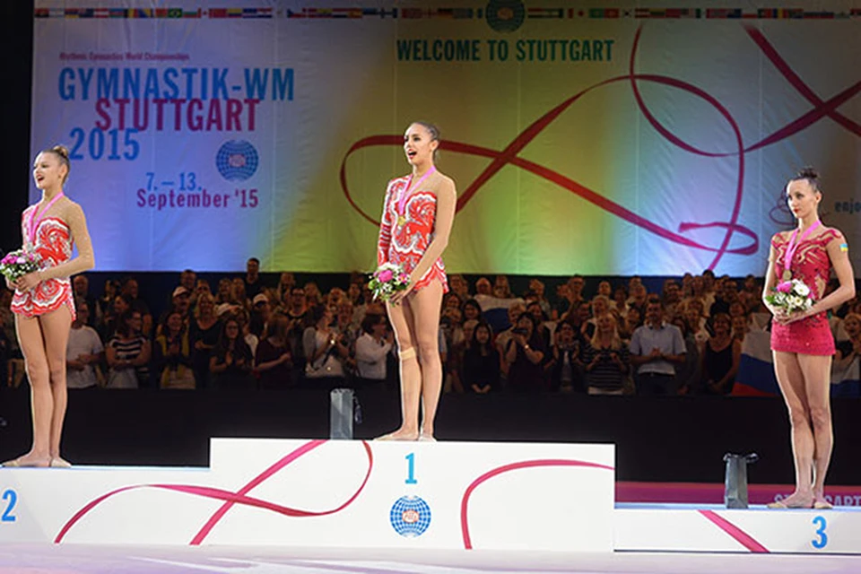 На первенстве планеты по художественной гимнастике, проходящем сейчас в Штутгарте, Маргарита Мамун (в центре) услышала гимн России лишь с третьего раза