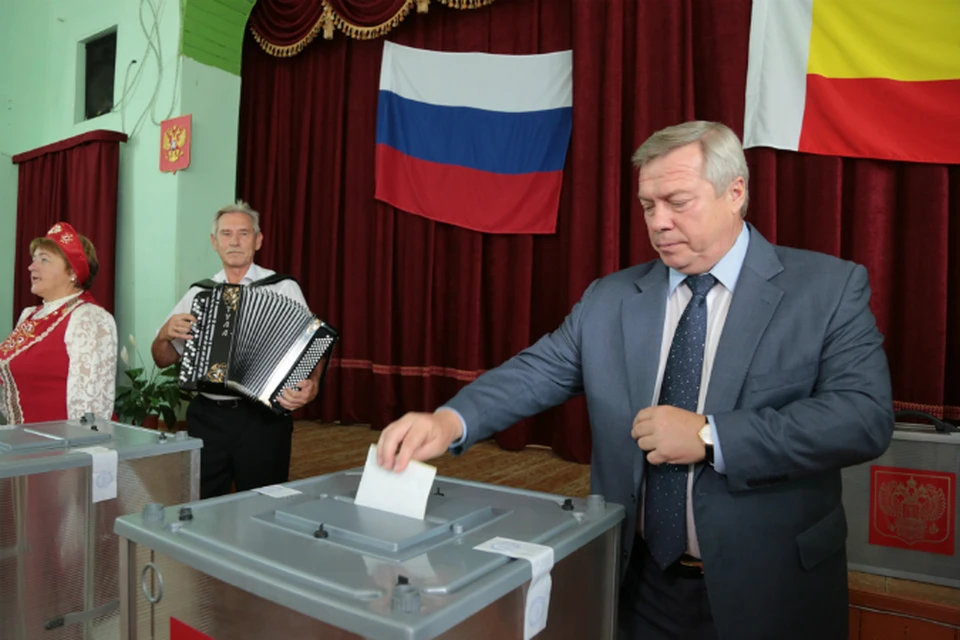 Сам Василий Голубев проголосовал в 12.30 на участке по месту жительства - в пос. Водопадном.
