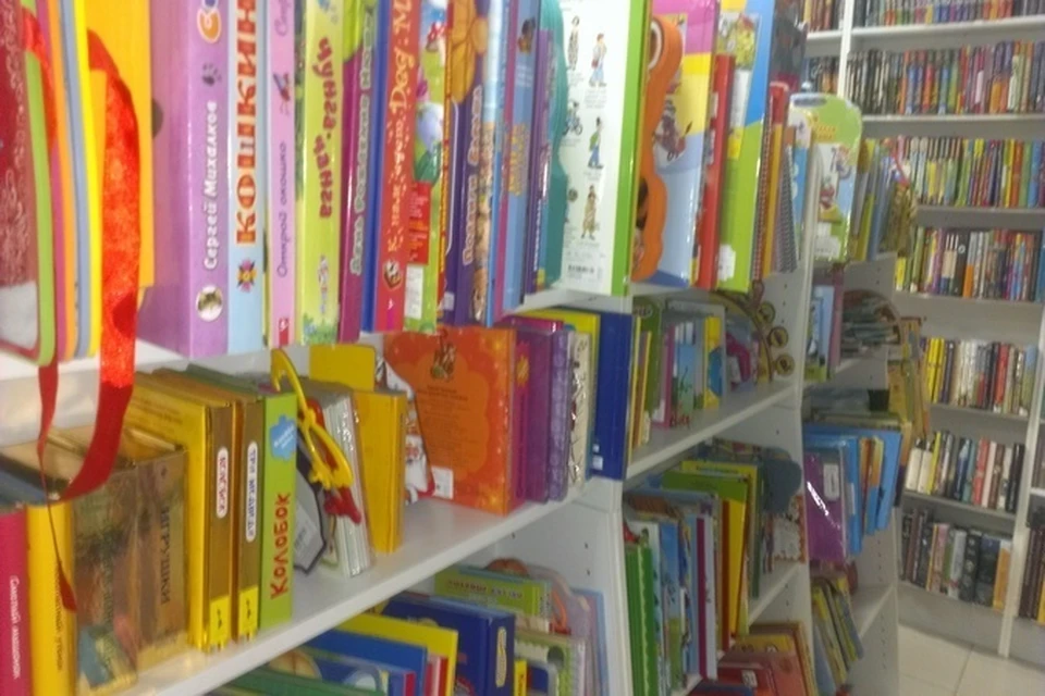 Мы внимательно изучили книжную полку и выбрали то, что наверняка понравится вашим детям.