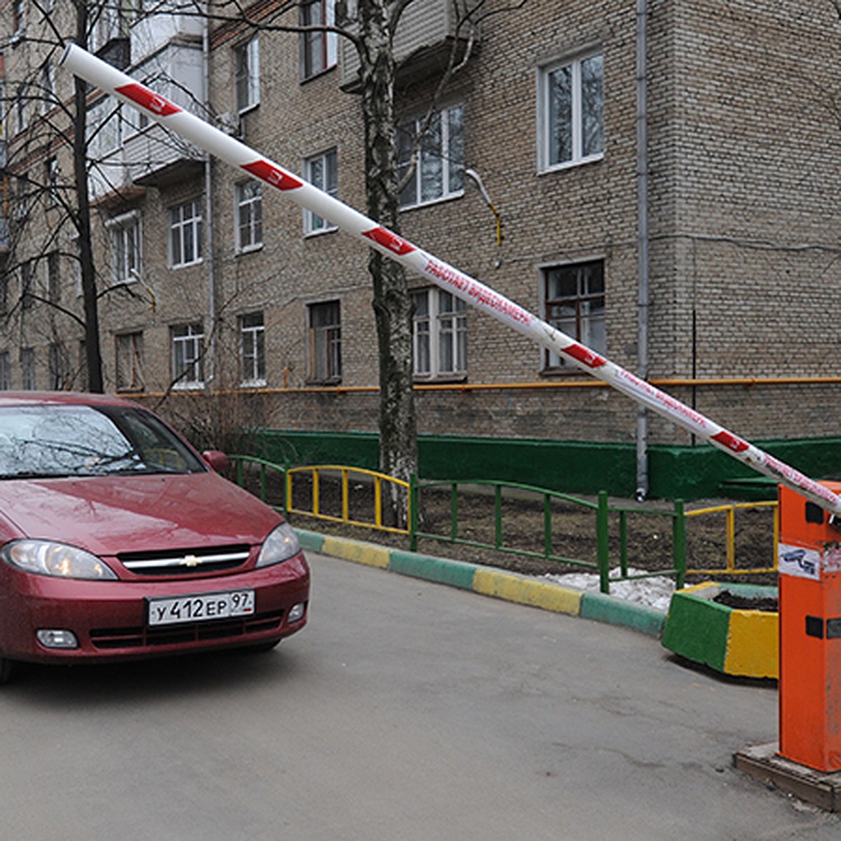 Как в Москве можно установить шлагбаум на въезде во двор - KP.RU