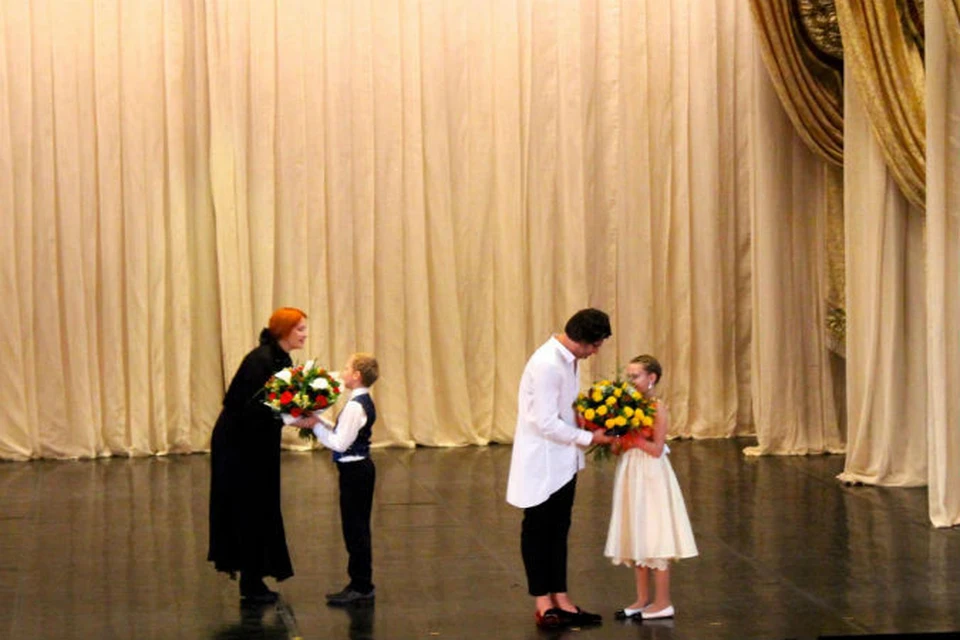 Слушатели Международной Академии Музыки Елены Образцовой получили ученические билеты в Эрмитажном театре.