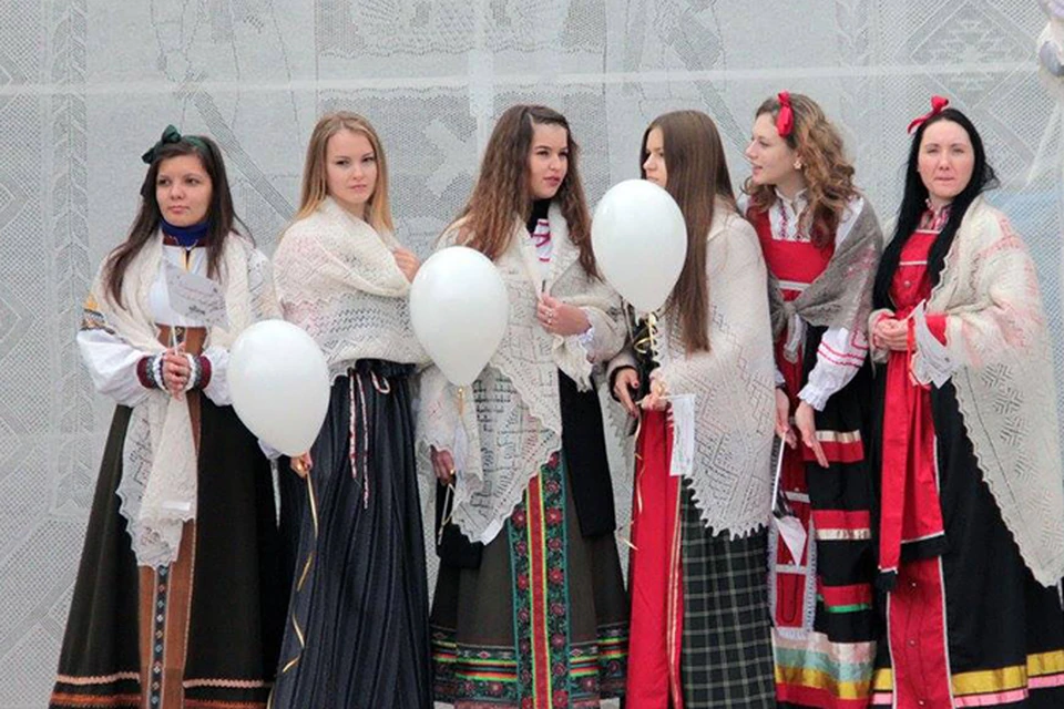 Необычный флешмоб прошел в рамках «Дней оренбургского пухового платка». Фото: администрация Оренбурга