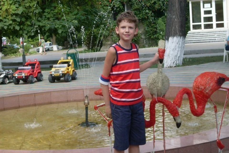 Игорь Адамович в 10-летнем возрасте. Справа рука до локтя - это протез.