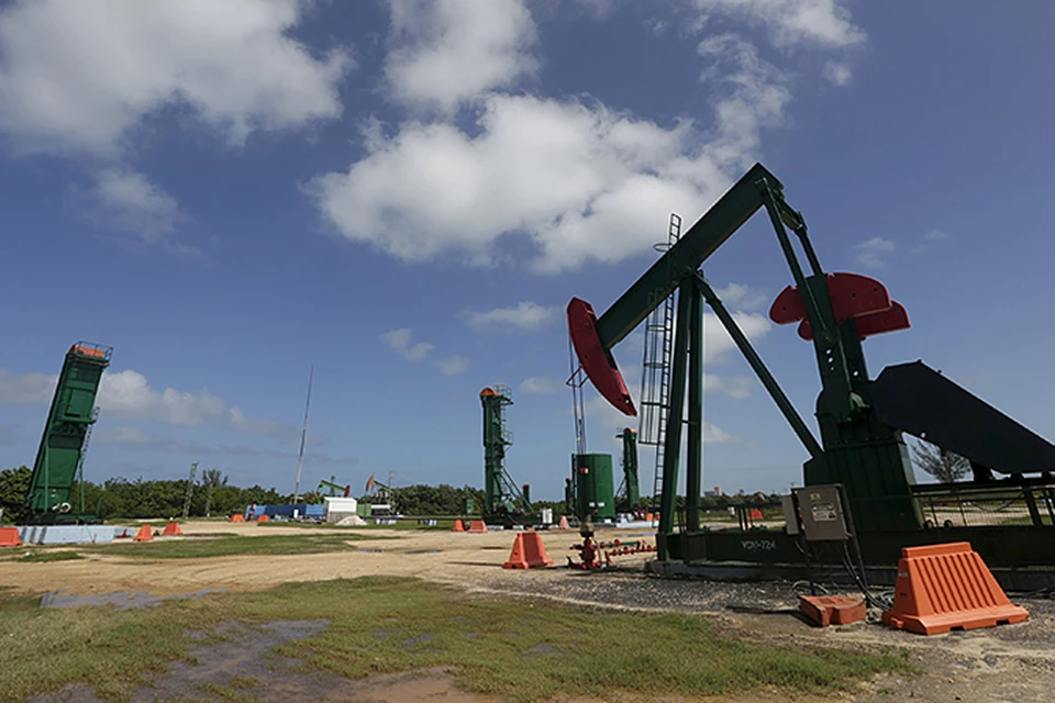Нефть ушла ниже 48 долларов за баррель, а рубль не упал