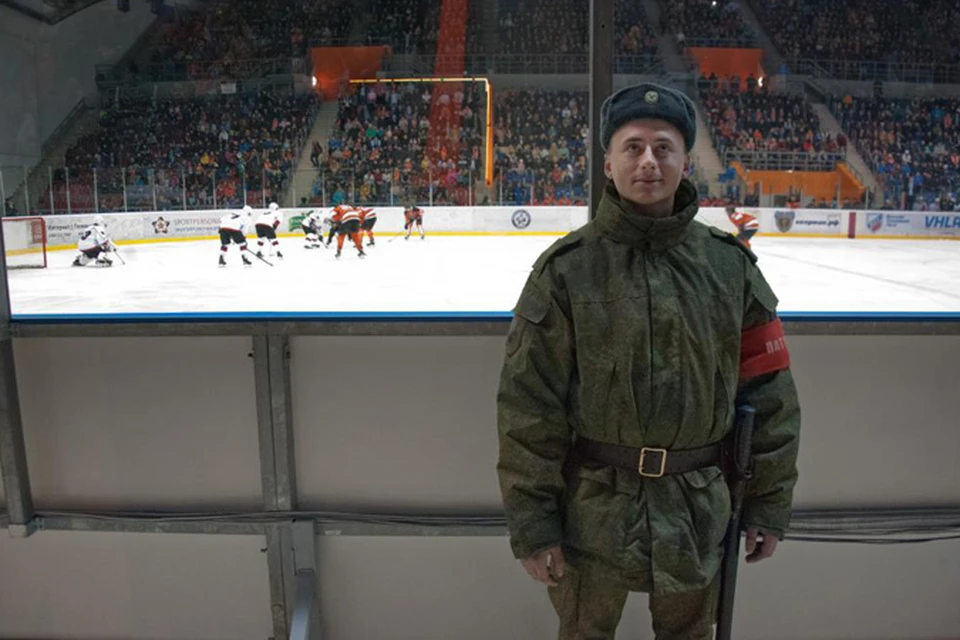 Из стража хоккейных ворот - в защитники Родины Фото: Николай СТЕРНИН