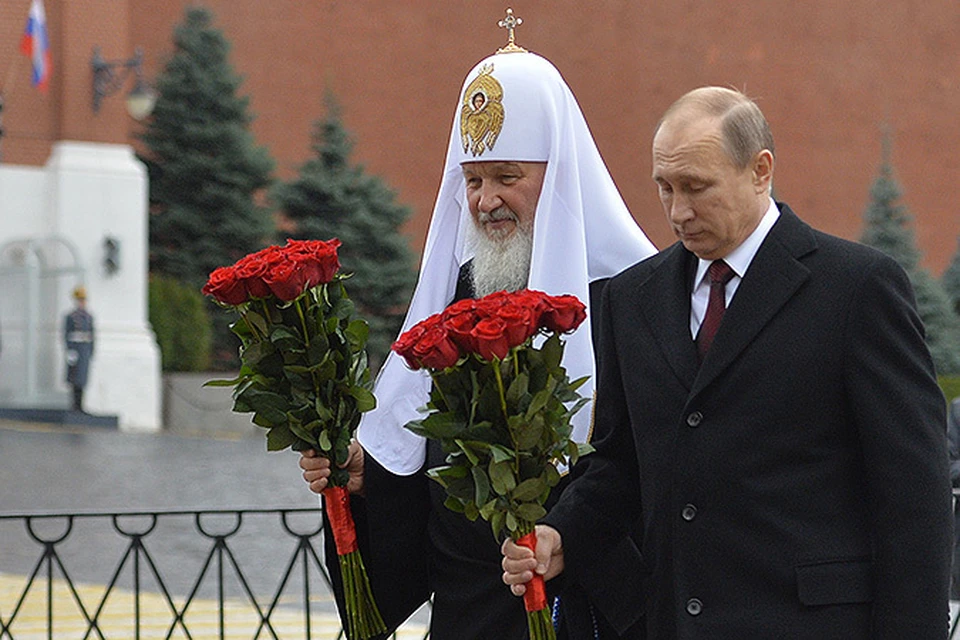 Президент Владимир Путин и патриарх Кирилл возлагают цветы к памятнику Минину и Пожарскому на Красной площади.
