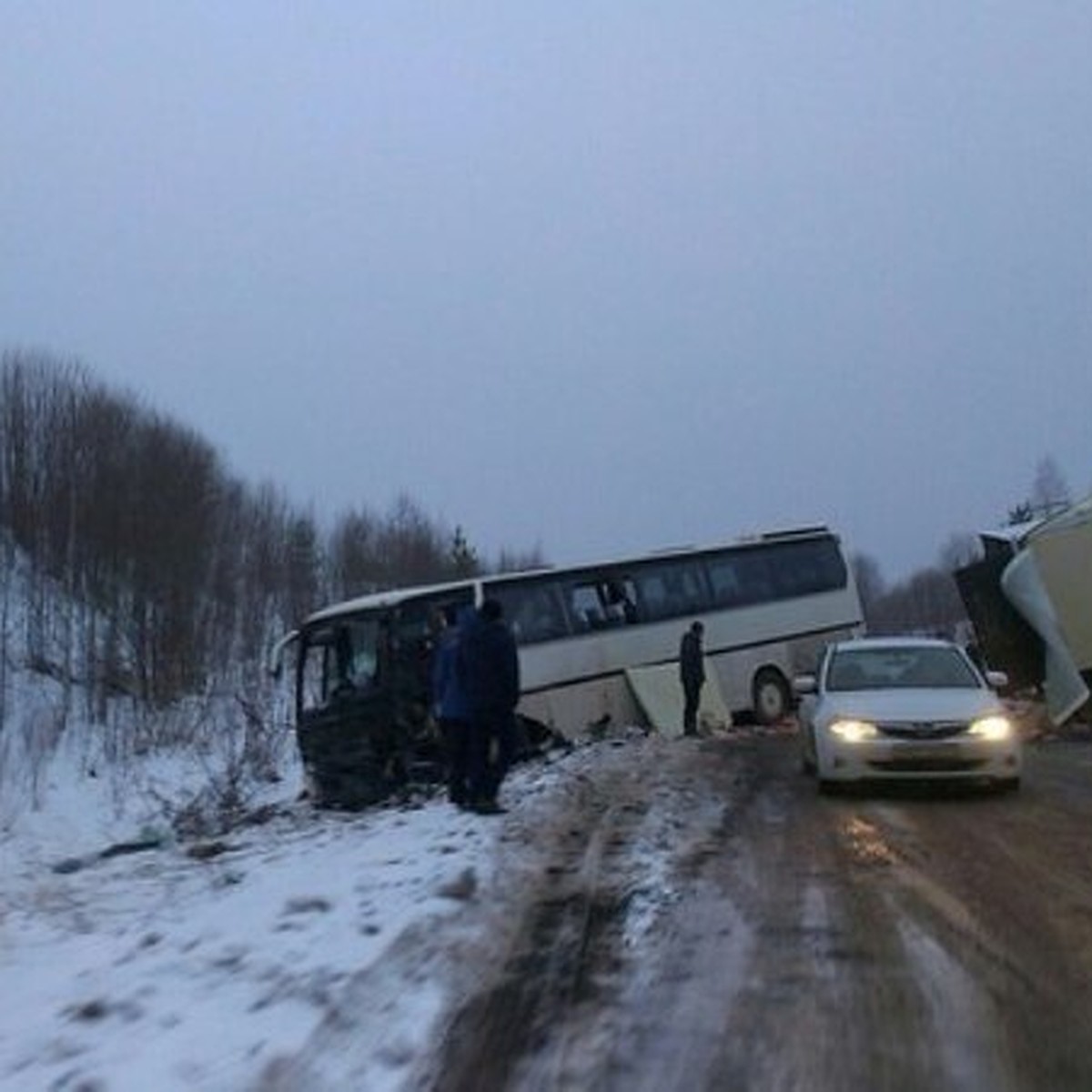 Водитель грузовика, протаранивший автобус на трассе Пермь - Березники,  уснул за рулем - KP.RU