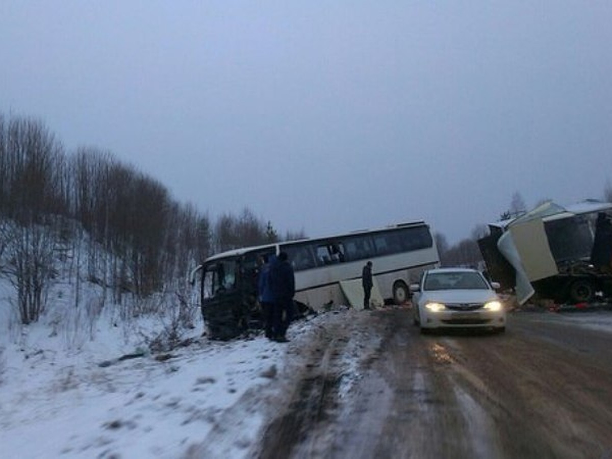 Водитель грузовика, протаранивший автобус на трассе Пермь - Березники,  уснул за рулем - KP.RU