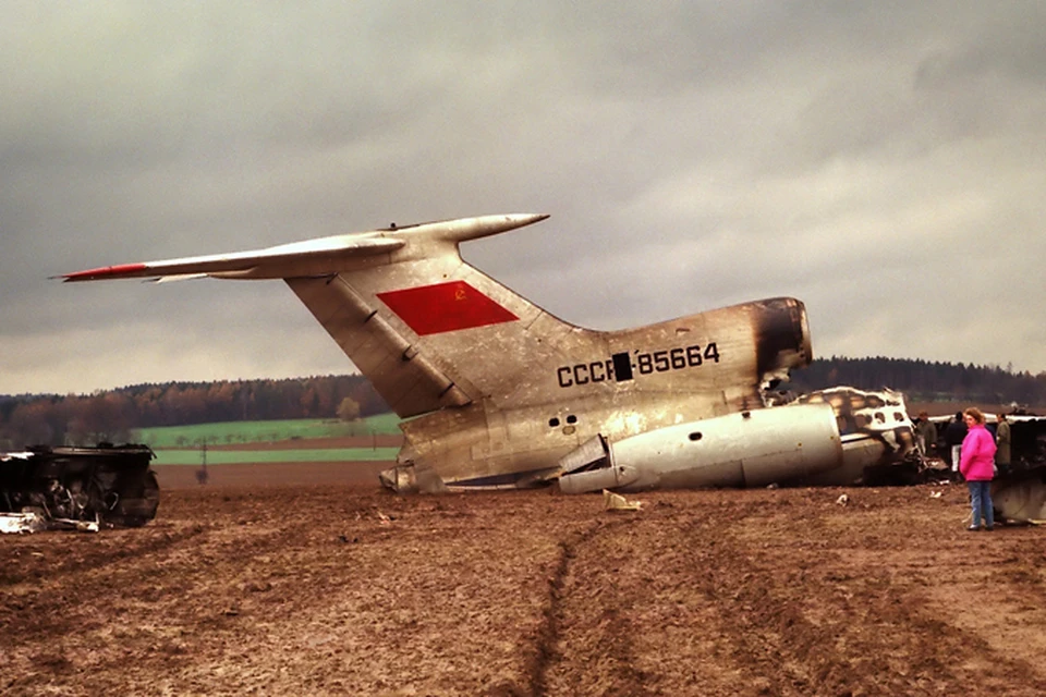 17 ноября 1990 г из швейцарского Базеля в Москву вылетел Ту-154 с 17 тоннами американских сигарет. Бортовой номер 85664. На высоте 10 тысяч метров начался пожар на борту