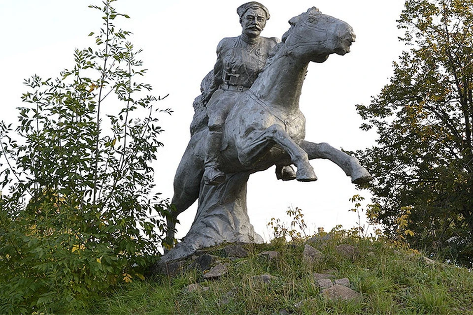 Памятник Чапаеву в украинской Волновахе решили не сносить, а просто переименовать. Фото: Википедия