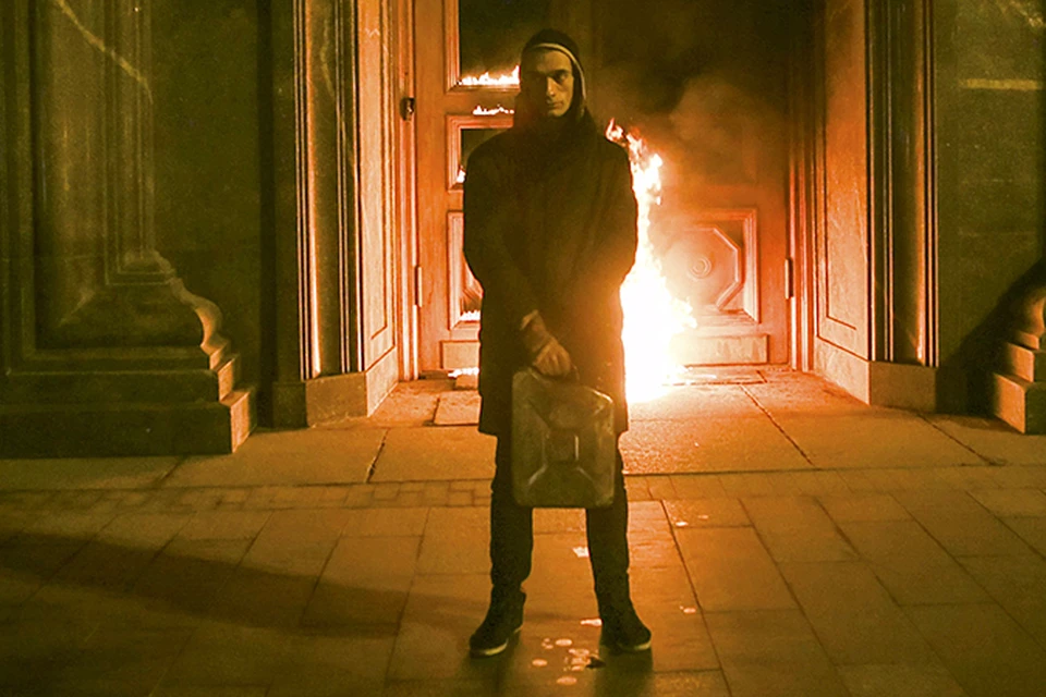 Напомним, в ночь на понедельник питерский художник-акционист облил бензином дверь первого подъезда ФСБ на Лубянке и поджег