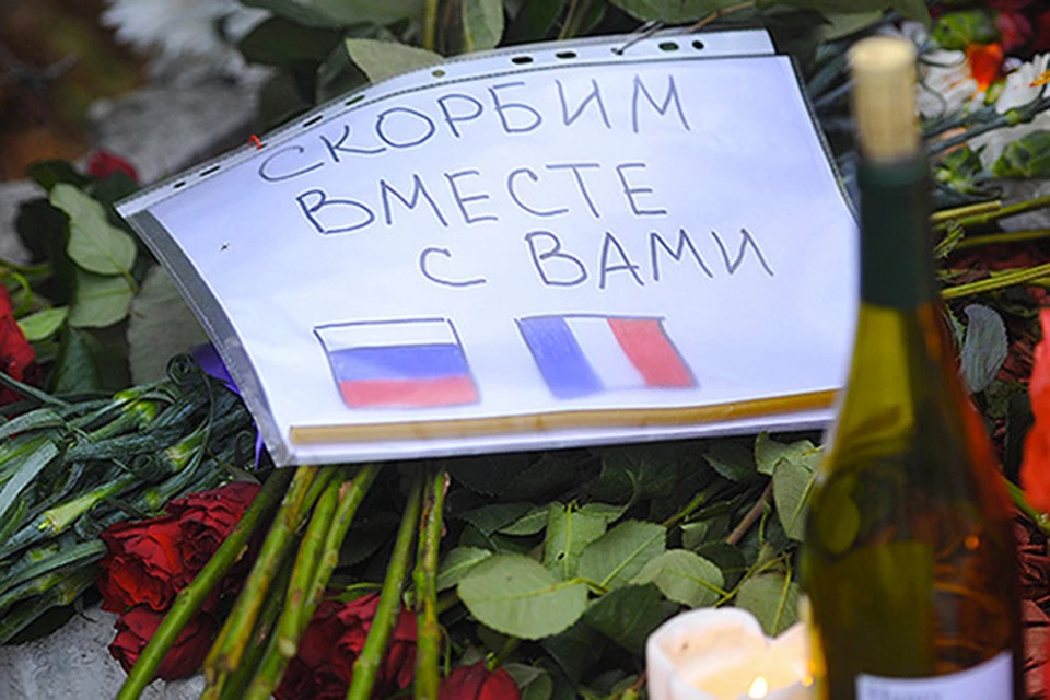 Россияне несут цветы к посольству Франции и консульствам в Санкт-Петербурге и Екатеринбурге