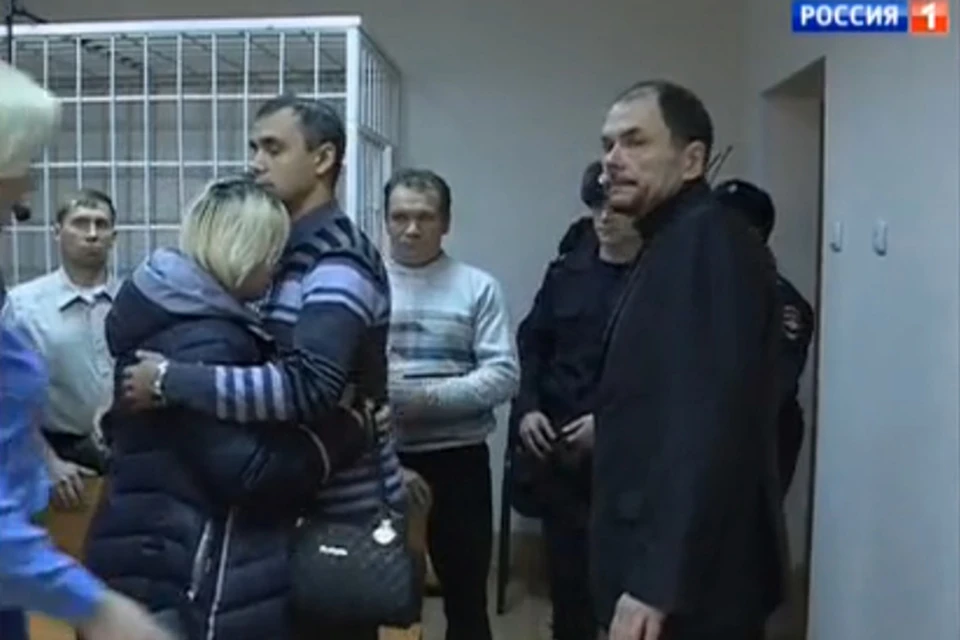 Виктор Ганчар перед отправкой в тюрьму. На плече рыдает супруга: ей теперь одной придется воспитывать детей.