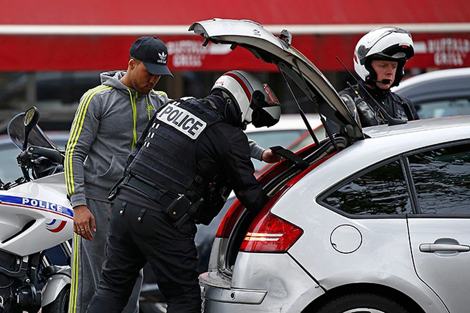 Расследование идет, полицейские ходят по Парижу с автоматами