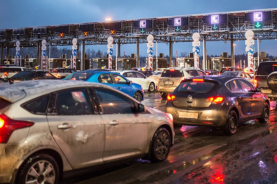 Трасса М 11 «Москва – Санкт-Петербург» стала платной с 23 ноября. Об этом водителей предупреждали заранее, но транспортного коллапса к вечеру понедельника избежать не удалось.