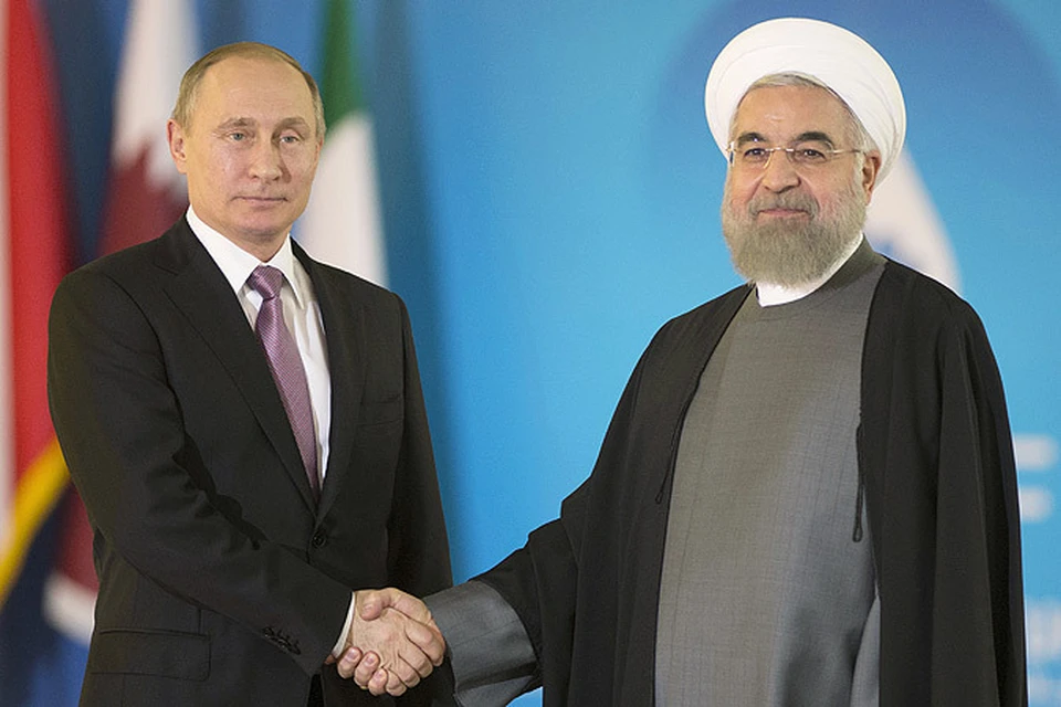 23 ноября 2015. Президент России Владимир Путин (слева) и президент Исламской Республики Ирана Хасан Роухани на церемонии встречи перед началом саммита глав государств и правительств стран - участниц Форума стран-экспортеров газа (ФСЭГ) в Тегеране.