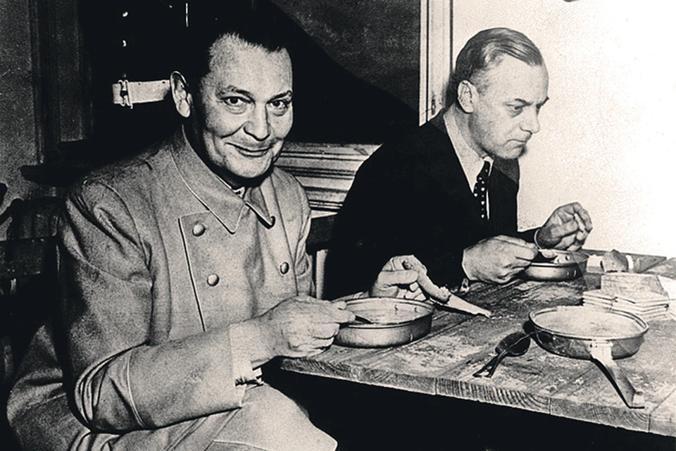 Командующий ВВС Германии Герман Геринг (слева) и заместитель Адольфа Гитлера по идеологии Альфред Розенберг обедают в перерыве между заседаниями. На аппетит нацисты не жалуются... Фото: FA Bobo/PIXSELL/PA Images