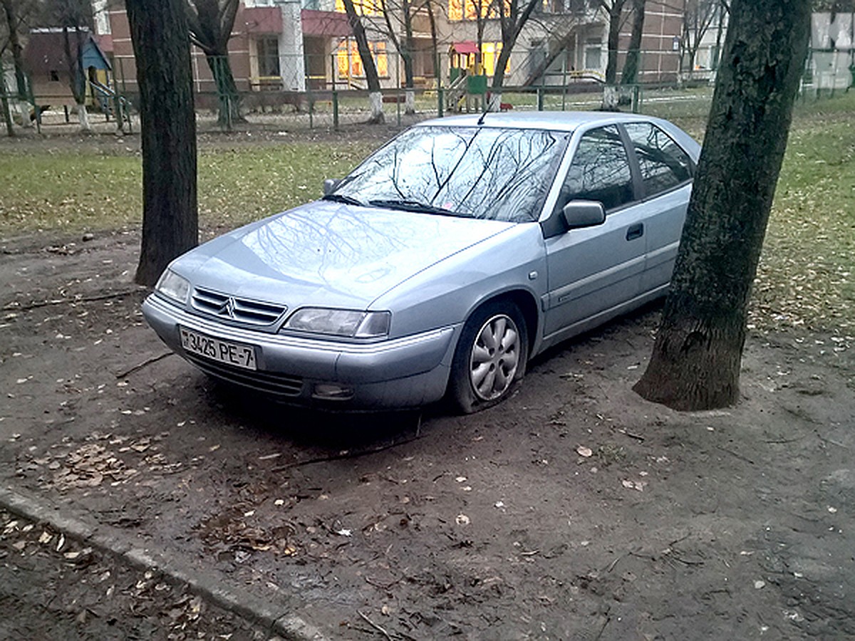 Жители двора, в котором порезали колеса двадцати авто: «Мы же машины под  окнами опорки поставили, но даже это не помогло!» - KP.RU