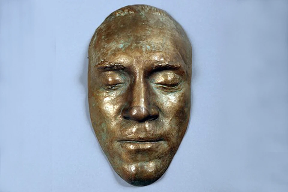 Посмертная маска Владимира Семеновича, отлитая в бронзовом сплаве, не была особо востребована публикой: при начальной цене в 30 000 евро нашла своего покупателя всего за 55 000 евро