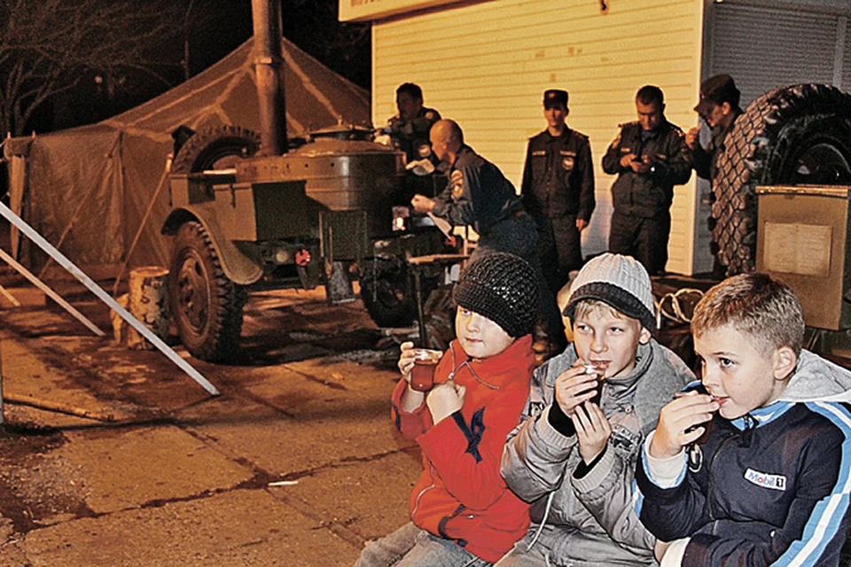 Мальчишкам из Щелкина сбегать на полевую кухню за счастье, они воспринимают блэкаут как приключение. Фото: пресс-служба МЧС Крыма.