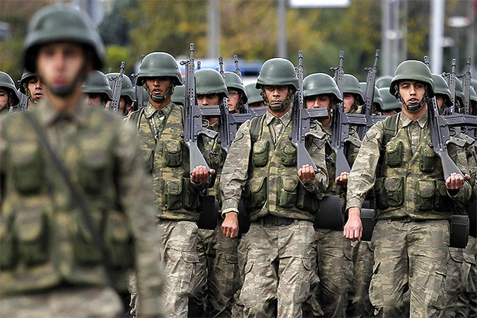 Турецкие военнослужащие во время парада в столице страны.