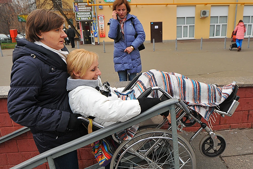 Никто, кажется, не сомневается в том, что столица нашей Родины не приспособлена для инвалидов. Хотя официальные цифры Департамента труда и соцзащиты населения Москвы говорят о другом