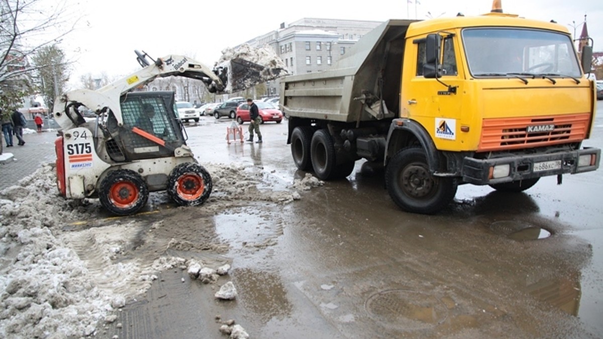 Снег в Иркутске: почему на дорогах и во дворах образовалась снежная 