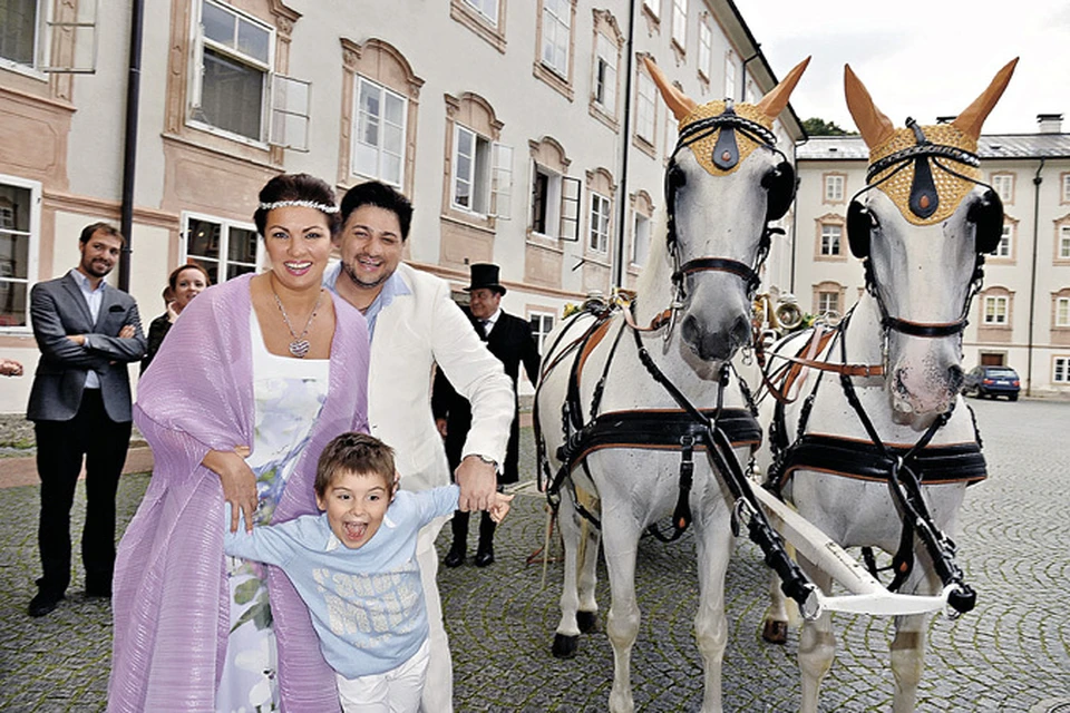 В августе прошлого года в Зальцбурге состоялась помолвка Анны и Юсифа. В торжестве принял участие сынишка Нетребко - Тьяго. Сейчас мальчику 7 лет.