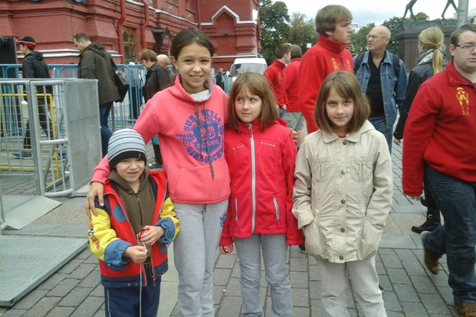 Ярослав и Вика (слева) со своими друзьями - сестрами Авир. Фото: предоставлено мамой сестер Авир Натальей Михайловой.