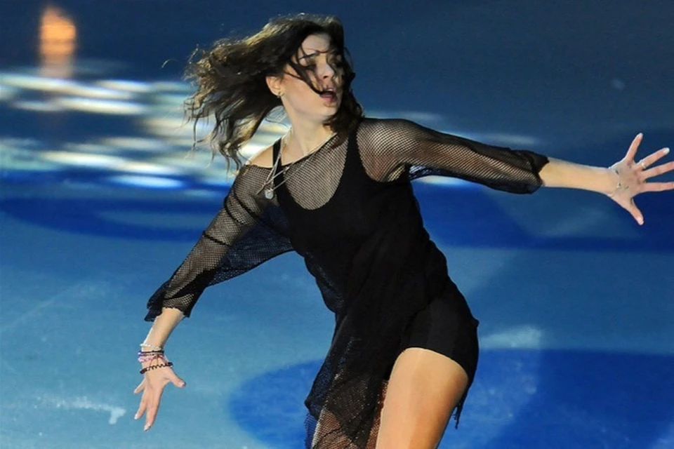 Олимпийская чемпионка Аделина Сотникова не попала в команду для участия на чемпионате Европы, но восхитила своим «Лебединым озером» в показательных выступлениях.